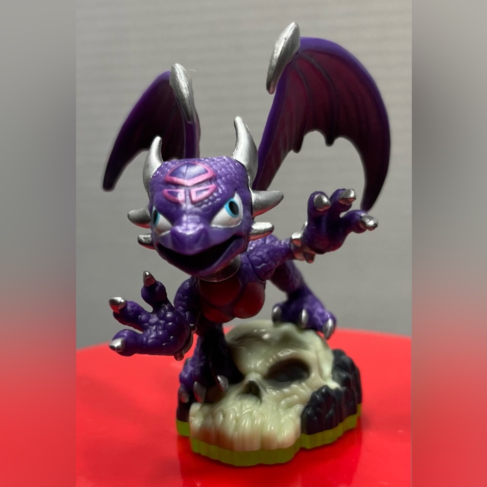 Skylanders Giants Cynder Character Figure Skull Base Activision